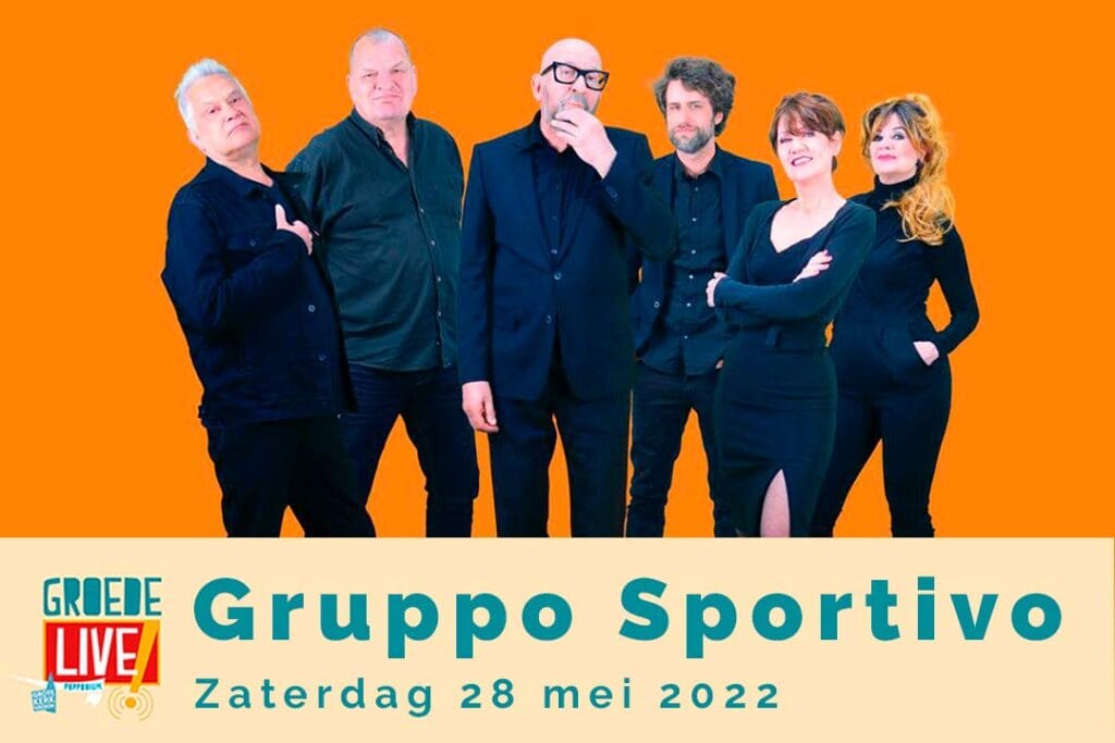 Promotieafbeelding voor Groede Live! met een groepsfoto van de zes leden van de band Gruppo Sportivo, waaronder frontman Hans Vandenburg en de zangeressen 'Bombitas'. Ze staan in donkere kleding voor een helderoranje achtergrond. De tekst onderaan luidt: "Groede Live! Gruppo Sportivo Zaterdag 28 mei 2022".