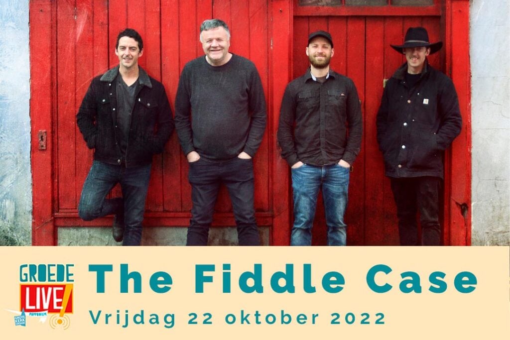Promotieafbeelding voor Groede Live! met een foto van de vier leden van de Ierse band The Fiddle Case, staand tegen een helderrode houten wand. De tekst onderaan de afbeelding luidt: "Groede Live! The Fiddle Case Vrijdag 22 oktober 2022