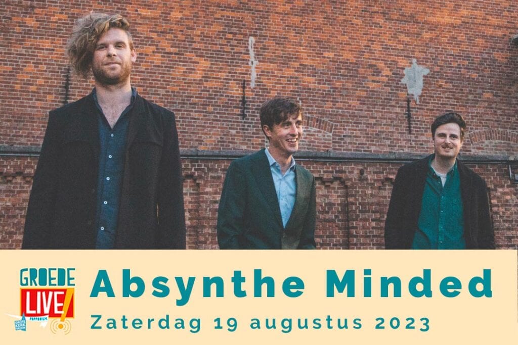 Promotieafbeelding voor Groede Live! met een foto van drie leden van de band Absynthe Minded (Bert Ostyn en twee bandleden) staand voor een oude rode bakstenen muur. De tekst onderaan de afbeelding luidt: "Groede Live! Absynthe Minded Zaterdag 19 augustus 2023".