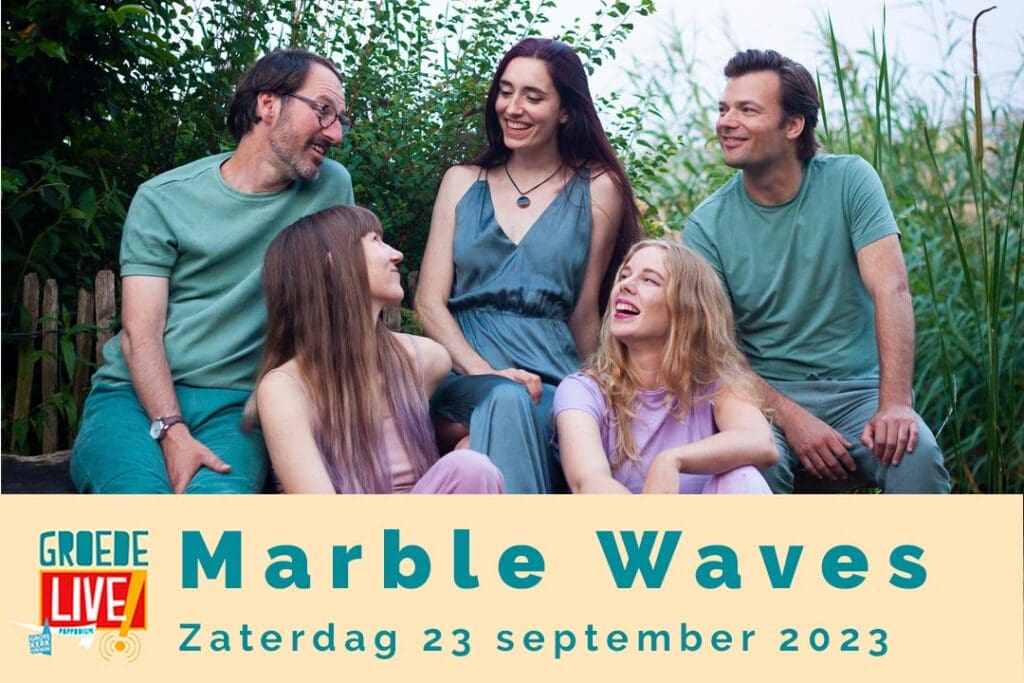 Promotieafbeelding voor Groede Live! met een foto van de vijf leden van de band Marble Waves die ontspannen buiten in het groen zitten. Ze zijn vrolijk en kijken elkaar lachend aan. De tekst onderaan de afbeelding luidt: "Groede Live! Marble Waves Zaterdag 23 september 2023".