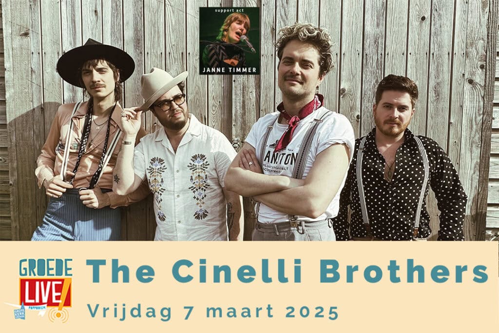 Bandleden The Cinelli Brothers buiten bij houten schutting - Blues en roots concert - Vrijdag 7 maart 2025