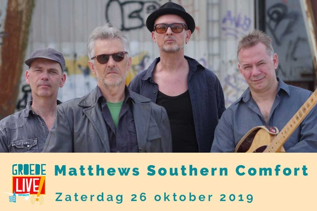 Promotieafbeelding voor Groede Live! met een foto van de vier bandleden van Matthews' Southern Comfort, met Iain Matthews vooraan, staand voor een muur met graffiti. De mannen dragen zonnebrillen en de sfeer is rootsy. De tekst onderaan luidt: "Groede Live! Matthews Southern Comfort Zaterdag 26 oktober 2019".