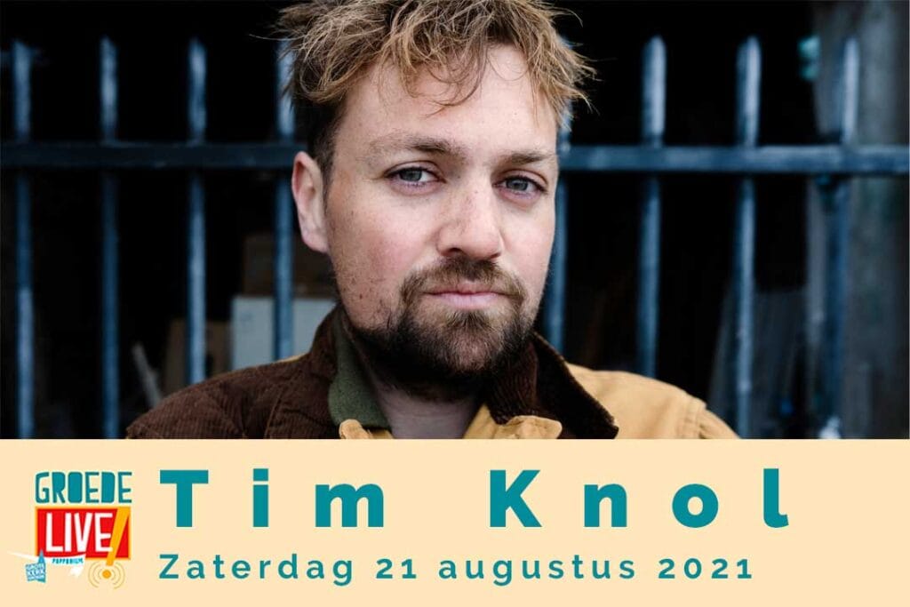 Promotieafbeelding voor Groede Live! met een portret van singer-songwriter Tim Knol, met een vrolijke blik en zijn gitaar. Hij draagt een blauwe spijkerjas. De tekst onderaan luidt: "Groede Live! Tim Knol -solo- Zaterdag 2021 augustus".